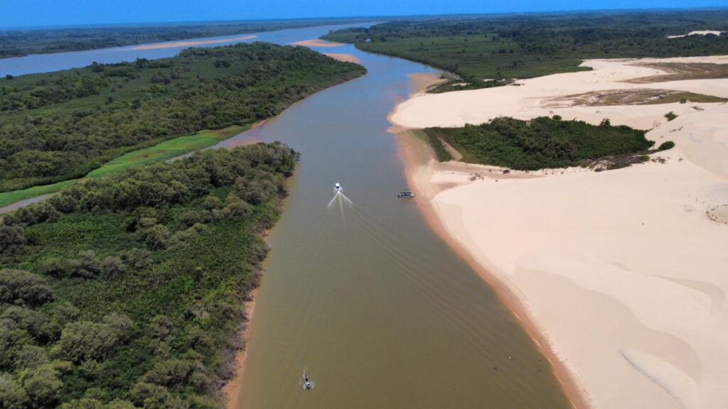 Explore as baías de Canárias e Caju no passeio mais completo do Delta do Parnaíba finalizando com o espetáculo da Revoada dos Guarás